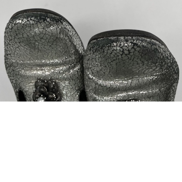 Chanel Re-Soled Fall 2015 Silver Leather Floral Charm Appliqué Loafer sz 38.5 - Picture 6 of 7